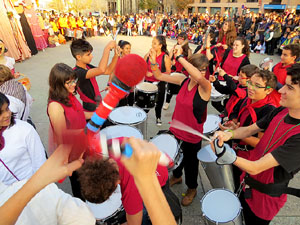 Fires 2015. Cercavila d'inici de Fires amb Fal&middot;lera Gironina, els gegants de Santa Eug&egrave;nia, els gegants de l'Esquerra del Ter, la Mula Baba i la Girona Marxing Band