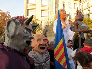 Fires 2015. Cercavila d'inici de Fires amb Fal&middot;lera Gironina, els gegants de Santa Eug&egrave;nia, els gegants de l'Esquerra del Ter, la Mula Baba i la Girona Marxing Band