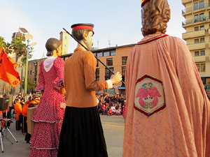 Fires 2015. Cercavila d'inici de Fires amb Fal&middot;lera Gironina, els gegants de Santa Eug&egrave;nia, els gegants de l'Esquerra del Ter, la Mula Baba i la Girona Marxing Band