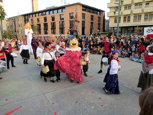 Fires 2015. Cercavila d'inici de Fires amb Fal&middot;lera Gironina, els gegants de Santa Eug&egrave;nia, els gegants de l'Esquerra del Ter, la Mula Baba i la Girona Marxing Band