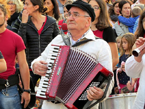 Fires 2015. Cercavila d'inici de Fires amb Fal&middot;lera Gironina, els gegants de Santa Eug&egrave;nia, els gegants de l'Esquerra del Ter, la Mula Baba i la Girona Marxing Band