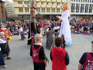 Fires 2015. Cercavila d'inici de Fires amb Fal&middot;lera Gironina, els gegants de Santa Eug&egrave;nia, els gegants de l'Esquerra del Ter, la Mula Baba i la Girona Marxing Band