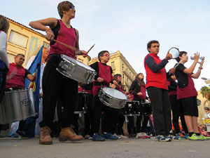 Fires 2015. Cercavila d'inici de Fires amb Fal&middot;lera Gironina, els gegants de Santa Eug&egrave;nia, els gegants de l'Esquerra del Ter, la Mula Baba i la Girona Marxing Band