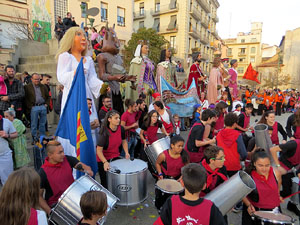 Fires 2015. Cercavila d'inici de Fires amb Fal&middot;lera Gironina, els gegants de Santa Eug&egrave;nia, els gegants de l'Esquerra del Ter, la Mula Baba i la Girona Marxing Band