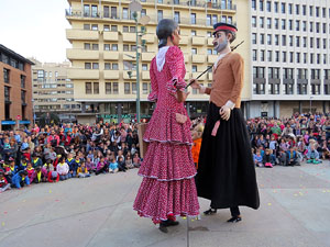 Fires 2015. Cercavila d'inici de Fires amb Fal&middot;lera Gironina, els gegants de Santa Eug&egrave;nia, els gegants de l'Esquerra del Ter, la Mula Baba i la Girona Marxing Band