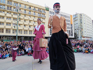 Fires 2015. Cercavila d'inici de Fires amb Fal&middot;lera Gironina, els gegants de Santa Eug&egrave;nia, els gegants de l'Esquerra del Ter, la Mula Baba i la Girona Marxing Band