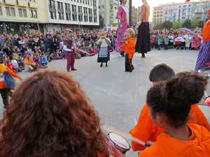 Fires 2015. Cercavila d'inici de Fires amb Fal&middot;lera Gironina, els gegants de Santa Eug&egrave;nia, els gegants de l'Esquerra del Ter, la Mula Baba i la Girona Marxing Band