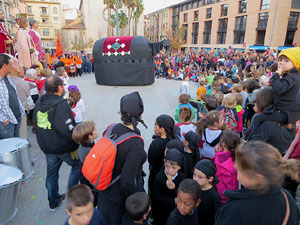 Fires 2015. Cercavila d'inici de Fires amb Fal&middot;lera Gironina, els gegants de Santa Eug&egrave;nia, els gegants de l'Esquerra del Ter, la Mula Baba i la Girona Marxing Band