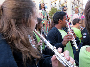 Fires 2015. Cercavila d'inici de Fires amb Fal&middot;lera Gironina, els gegants de Santa Eug&egrave;nia, els gegants de l'Esquerra del Ter, la Mula Baba i la Girona Marxing Band