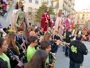 Fires 2015. Cercavila d'inici de Fires amb Fal&middot;lera Gironina, els gegants de Santa Eug&egrave;nia, els gegants de l'Esquerra del Ter, la Mula Baba i la Girona Marxing Band
