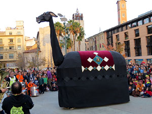Fires 2015. Cercavila d'inici de Fires amb Fal&middot;lera Gironina, els gegants de Santa Eug&egrave;nia, els gegants de l'Esquerra del Ter, la Mula Baba i la Girona Marxing Band