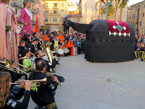 Fires 2015. Cercavila d'inici de Fires amb Fal&middot;lera Gironina, els gegants de Santa Eug&egrave;nia, els gegants de l'Esquerra del Ter, la Mula Baba i la Girona Marxing Band
