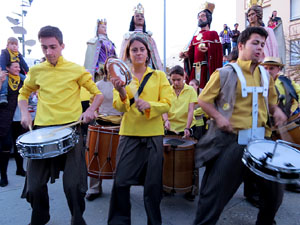 Fires 2015. Cercavila d'inici de Fires amb Fal&middot;lera Gironina, els gegants de Santa Eug&egrave;nia, els gegants de l'Esquerra del Ter, la Mula Baba i la Girona Marxing Band