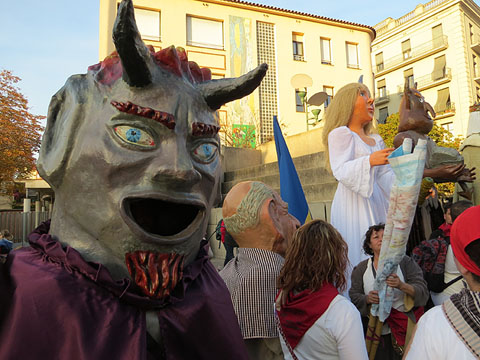 Els capgrossos de Santa Eug&egrave;nia de Ter a la pla&ccedil;a Constituci&oacute;