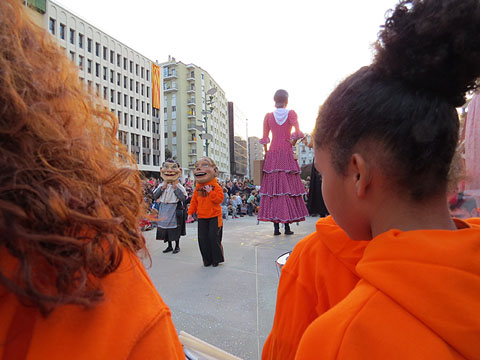 Ball de gegants i capgrossos de l'Esquerra del Ter a la pla&ccedil;a Constituci&oacute;, acompanyats de la m&uacute;sica de Caixa de Trons