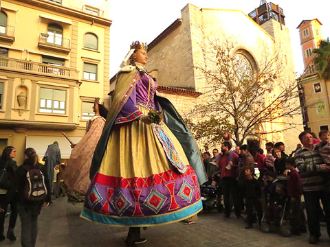La geganta &Agrave;ngels, la reina, ballant a la pla&ccedil;a de Santa Susanna durant la cercavila