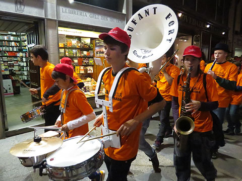 La cercavila musical passant per l'Argenteria