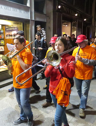 La cercavila musical passant per l'Argenteria