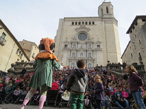 Fires 2015. Passejada pel Barri Vell amb els capgrossos de Girona
