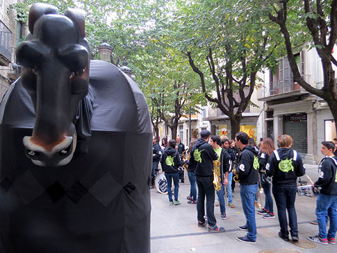 La Mula Baba amb la Girona Marxing Band a la Rambla de la Llibertat