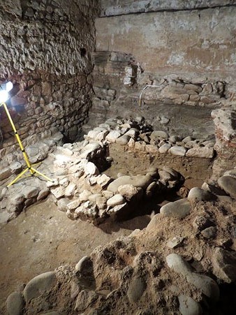 Estat de l'excavació. Al costat del mur baix s'aprecia el crani pendent d'extreure