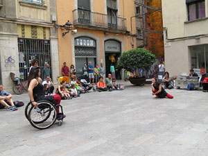 inund'ART 2016. Dansa integrada a la pla&ccedil;a Mercaders amb Miriam Aguilera i Rita Noutel
