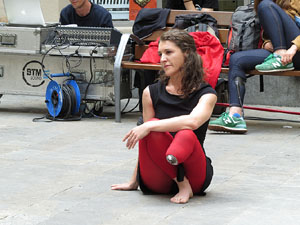 inund'ART 2016. Dansa integrada a la pla&ccedil;a Mercaders amb Miriam Aguilera i Rita Noutel