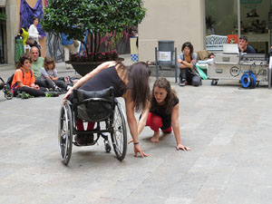 inund'ART 2016. Dansa integrada a la pla&ccedil;a Mercaders amb Miriam Aguilera i Rita Noutel