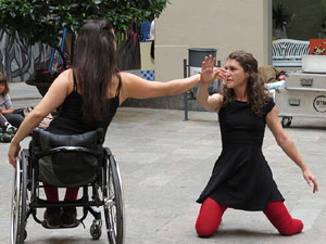 inund'ART 2016. Dansa integrada a la pla&ccedil;a Mercaders amb Miriam Aguilera i Rita Noutel