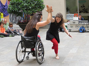 inund'ART 2016. Dansa integrada a la pla&ccedil;a Mercaders amb Miriam Aguilera i Rita Noutel