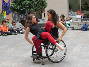 inund'ART 2016. Dansa integrada a la pla&ccedil;a Mercaders amb Miriam Aguilera i Rita Noutel