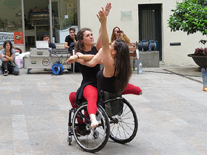 inund'ART 2016. Dansa integrada a la pla&ccedil;a Mercaders amb Miriam Aguilera i Rita Noutel