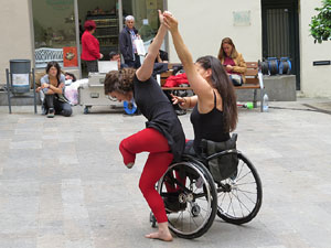 inund'ART 2016. Dansa integrada a la pla&ccedil;a Mercaders amb Miriam Aguilera i Rita Noutel