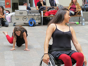 inund'ART 2016. Dansa integrada a la pla&ccedil;a Mercaders amb Miriam Aguilera i Rita Noutel