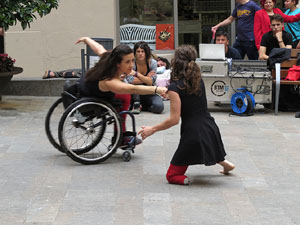 inund'ART 2016. Dansa integrada a la pla&ccedil;a Mercaders amb Miriam Aguilera i Rita Noutel