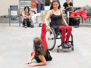 inund'ART 2016. Dansa integrada a la pla&ccedil;a Mercaders amb Miriam Aguilera i Rita Noutel