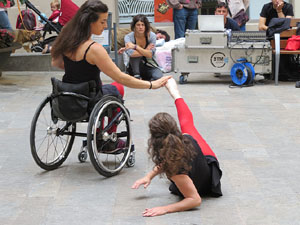 inund'ART 2016. Dansa integrada a la pla&ccedil;a Mercaders amb Miriam Aguilera i Rita Noutel