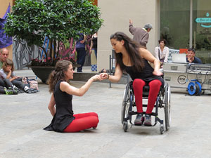 inund'ART 2016. Dansa integrada a la pla&ccedil;a Mercaders amb Miriam Aguilera i Rita Noutel