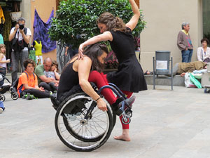 inund'ART 2016. Dansa integrada a la pla&ccedil;a Mercaders amb Miriam Aguilera i Rita Noutel