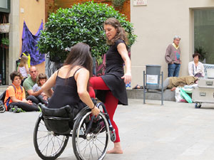 inund'ART 2016. Dansa integrada a la pla&ccedil;a Mercaders amb Miriam Aguilera i Rita Noutel