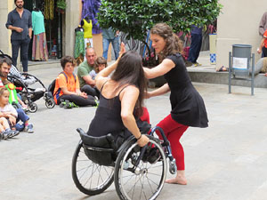 inund'ART 2016. Dansa integrada a la pla&ccedil;a Mercaders amb Miriam Aguilera i Rita Noutel