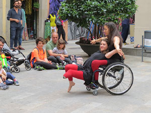 inund'ART 2016. Dansa integrada a la pla&ccedil;a Mercaders amb Miriam Aguilera i Rita Noutel