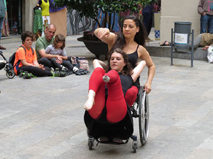 inund'ART 2016. Dansa integrada a la pla&ccedil;a Mercaders amb Miriam Aguilera i Rita Noutel