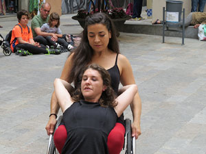 inund'ART 2016. Dansa integrada a la pla&ccedil;a Mercaders amb Miriam Aguilera i Rita Noutel