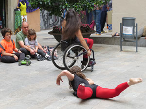 inund'ART 2016. Dansa integrada a la pla&ccedil;a Mercaders amb Miriam Aguilera i Rita Noutel
