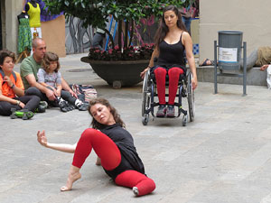inund'ART 2016. Dansa integrada a la pla&ccedil;a Mercaders amb Miriam Aguilera i Rita Noutel