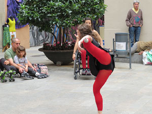 inund'ART 2016. Dansa integrada a la pla&ccedil;a Mercaders amb Miriam Aguilera i Rita Noutel