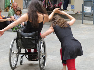 inund'ART 2016. Dansa integrada a la pla&ccedil;a Mercaders amb Miriam Aguilera i Rita Noutel