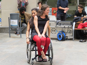 inund'ART 2016. Dansa integrada a la pla&ccedil;a Mercaders amb Miriam Aguilera i Rita Noutel