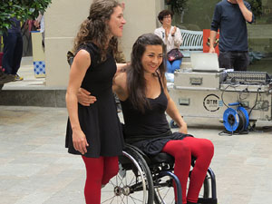 inund'ART 2016. Dansa integrada a la pla&ccedil;a Mercaders amb Miriam Aguilera i Rita Noutel